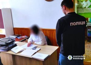 Слідчі поліції Прикарпаття викрили директорку районної лікарні та трьох підприємців у корупційному правопорушенні