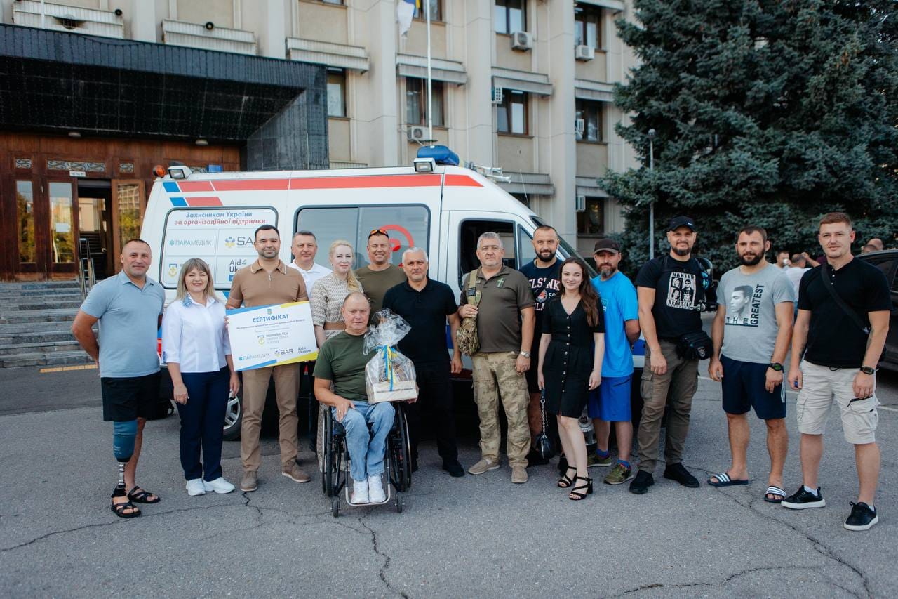 Укомплектований реанімобіль для Прикарпаття передали партнери з Одеси