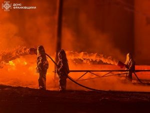 Прикарпатські рятувальники ліквідували пожежу на промисловому підприємстві