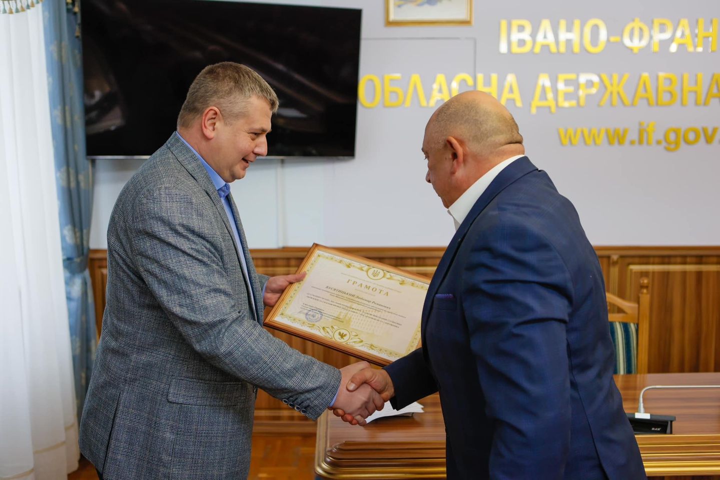 В Івано-Франківській ОДА відзначили водіїв, які допомагали в будівництві фортифікаційних споруд на Донеччині