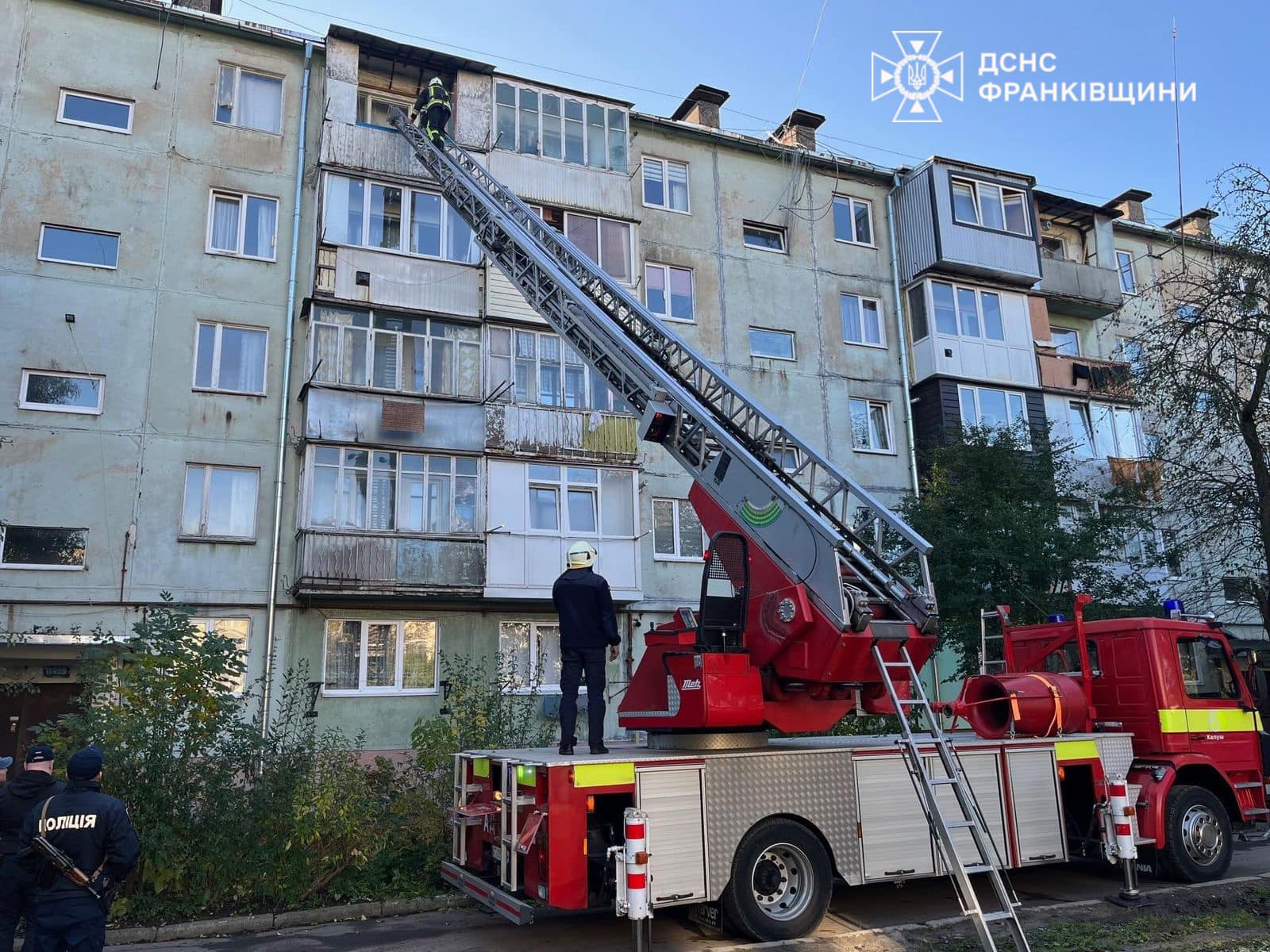 Калуські рятувальники допомогли чоловіку, який не міг самостійно піднятися після падіння у своїй квартирі на 5-му поверсі