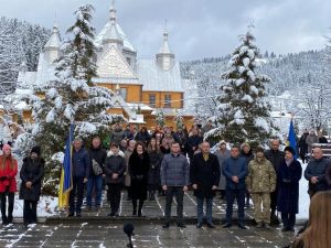 У Верховині з нагоди Дня Гідності та Свободи на Алеї памʼяті Героїв у селищі Верховина віддали шану новітнім українським Героям