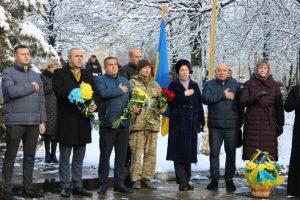 У Верховині з нагоди Дня Гідності та Свободи на Алеї памʼяті Героїв у селищі Верховина віддали шану новітнім українським Героям