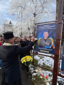 У Верховині з нагоди Дня Гідності та Свободи на Алеї памʼяті Героїв у селищі Верховина віддали шану новітнім українським Героям