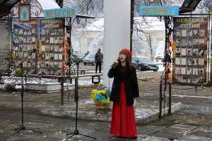 У Верховині з нагоди Дня Гідності та Свободи на Алеї памʼяті Героїв у селищі Верховина віддали шану новітнім українським Героям