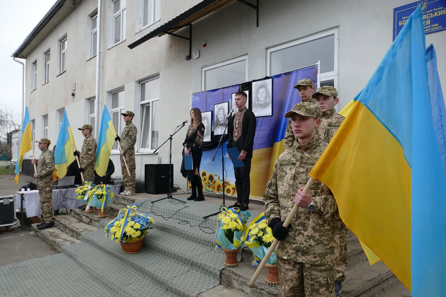 В пам’ять про Героя Олега Андрусіва у Калуші відкрили та освятили інтерактивну меморіальну дошку