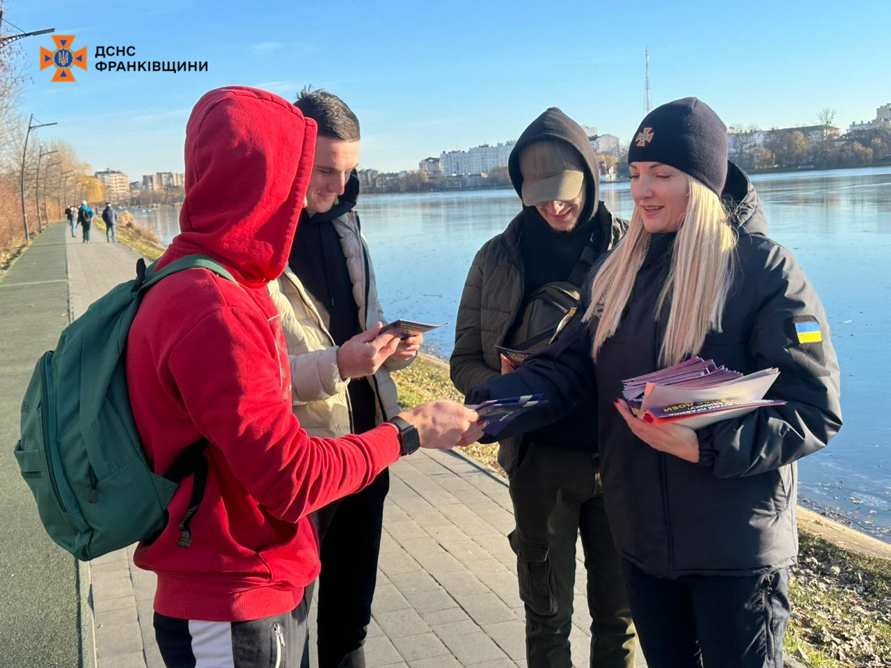 Напередодні Водохреща рятувальники навчали правильності дій з порятунку людей, які провалилися під лід