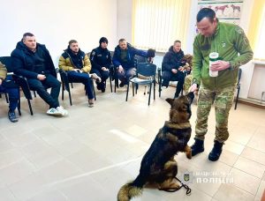 Прикарпатські поліцейські психологи та кінологи проводять реабілітаційні заходи для поранених захисників