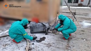 Прикарпатські рятувальники ліквідували пожежу у складському приміщенні, що виникла внаслідок російського обстрілу