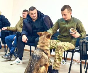 Прикарпатські поліцейські психологи та кінологи проводять реабілітаційні заходи для поранених захисників