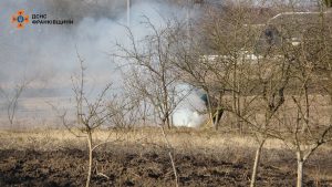 Прикарпаття у вогні через паліїв сухої трави