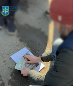 На Івано-Франківщині перекрито міжрегіональний канал втечі за кордон військовозобов’язаних чоловіків, серед підозрюваних –посадовець правоохоронних органів