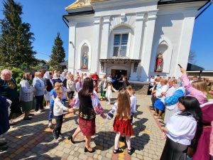 Великдень у Бурштині: на подвір’ї Храму Воздвиження Чесного Хреста відлунали гаївки