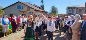 Великдень у Бурштині: на подвір’ї Храму Воздвиження Чесного Хреста відлунали гаївки