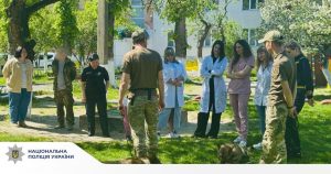 Каністерапія для поранених захисників: на Прикарпатті психологи та кінологи поліції провели реабілітаційні заходи