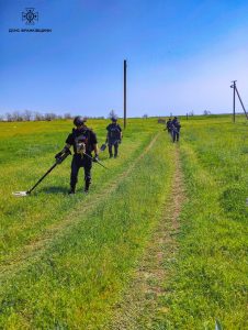 Прикарпатські сапери продовжують розміновувати Херсонщину