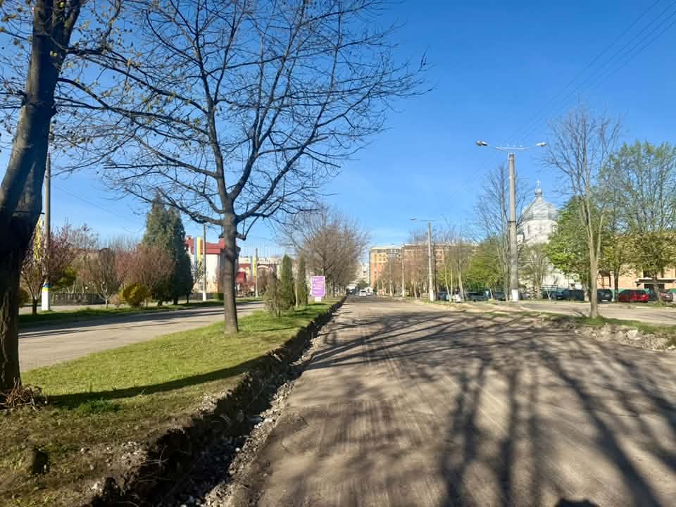 У Калуській громаді триває активна робота з ремонту доріг після зимового періоду, який суттєво пошкодив асфальтне покриття