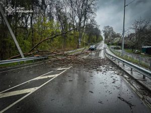 Через негоду в Україні загинули 2 людей, ще двоє поранені: рятувальники ліквідовують наслідки у 13 областях