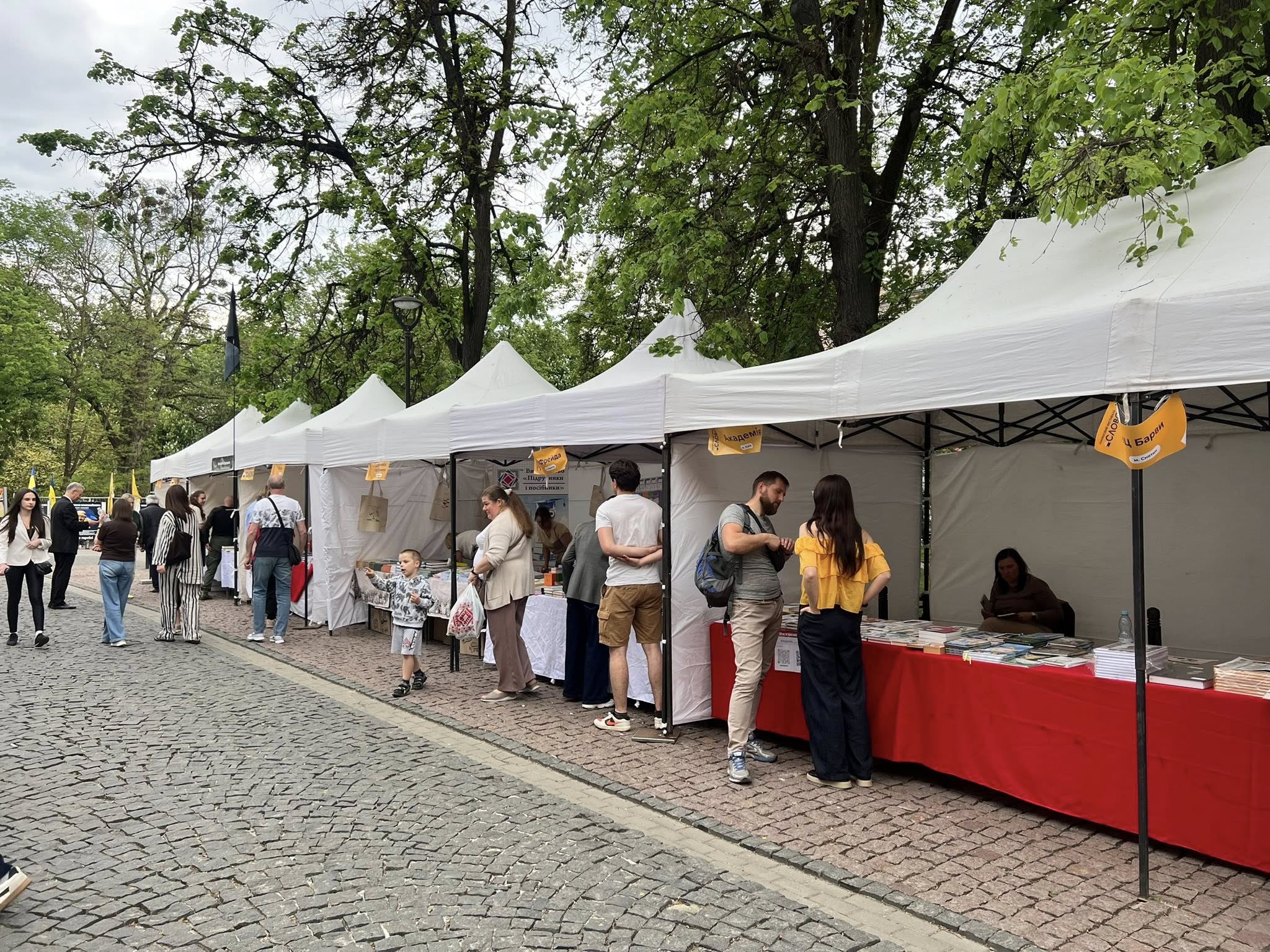 У середмісті Івано-Франківська триває Книжковий фестиваль «Слово»