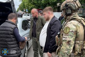 СБУ та ДБР затримали 4-х ділків, які намагалися налагодити масштабний збут «трофейної» зброї на Івано-Франківщині