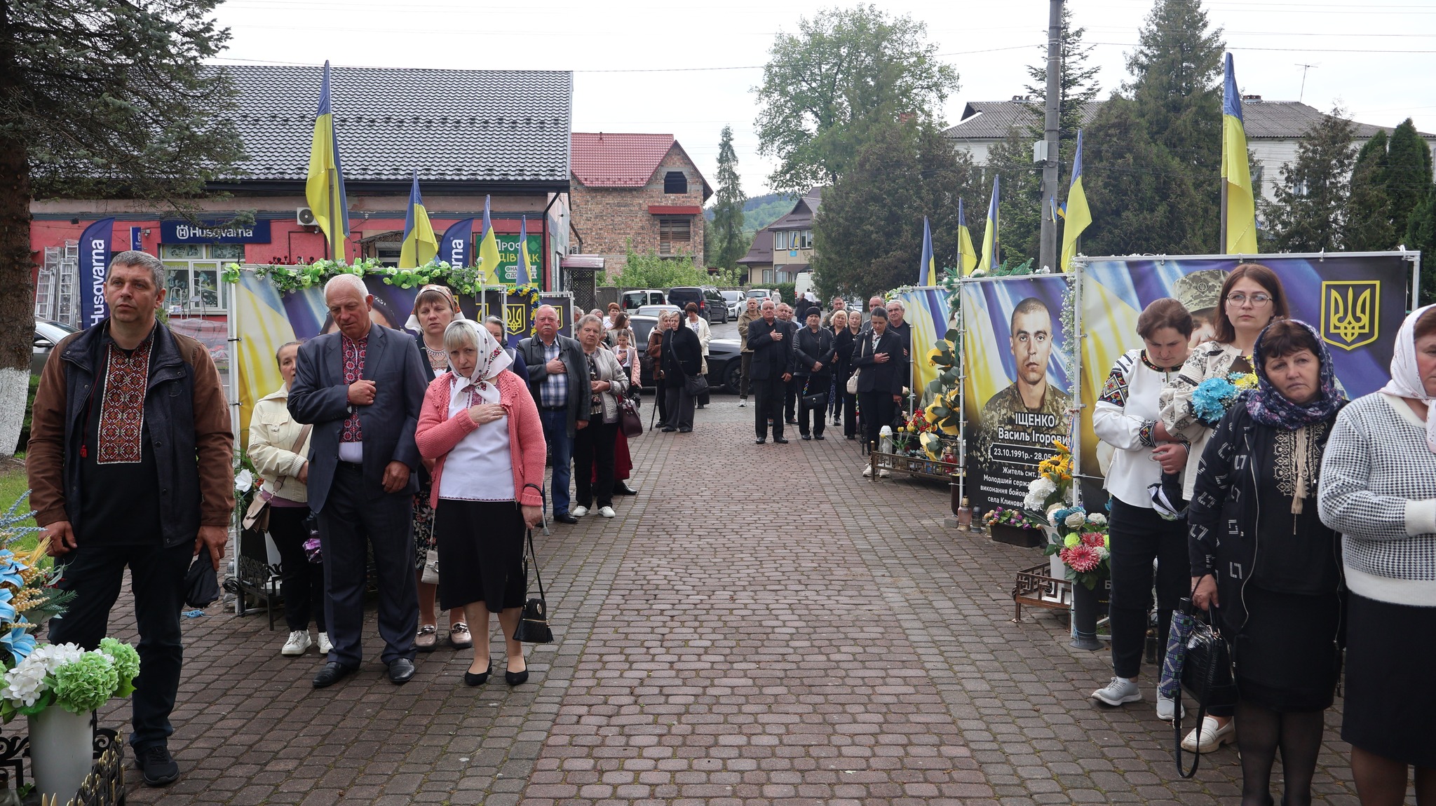 На Алеї Героїв у Делятині освятили банери полеглим Захисникам України