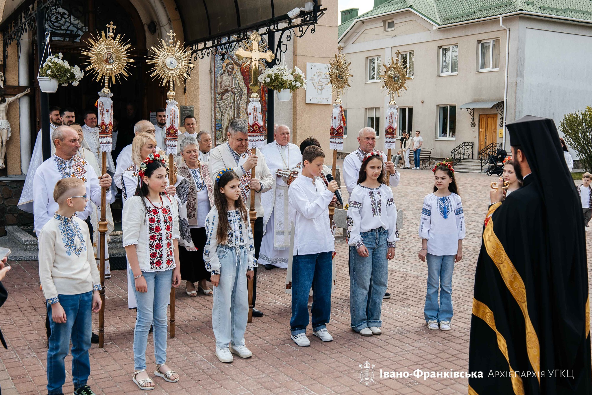 Владика Микола Семенишин здійснив візит у парафію св. влкмцц. Параскевії в Опришівцях