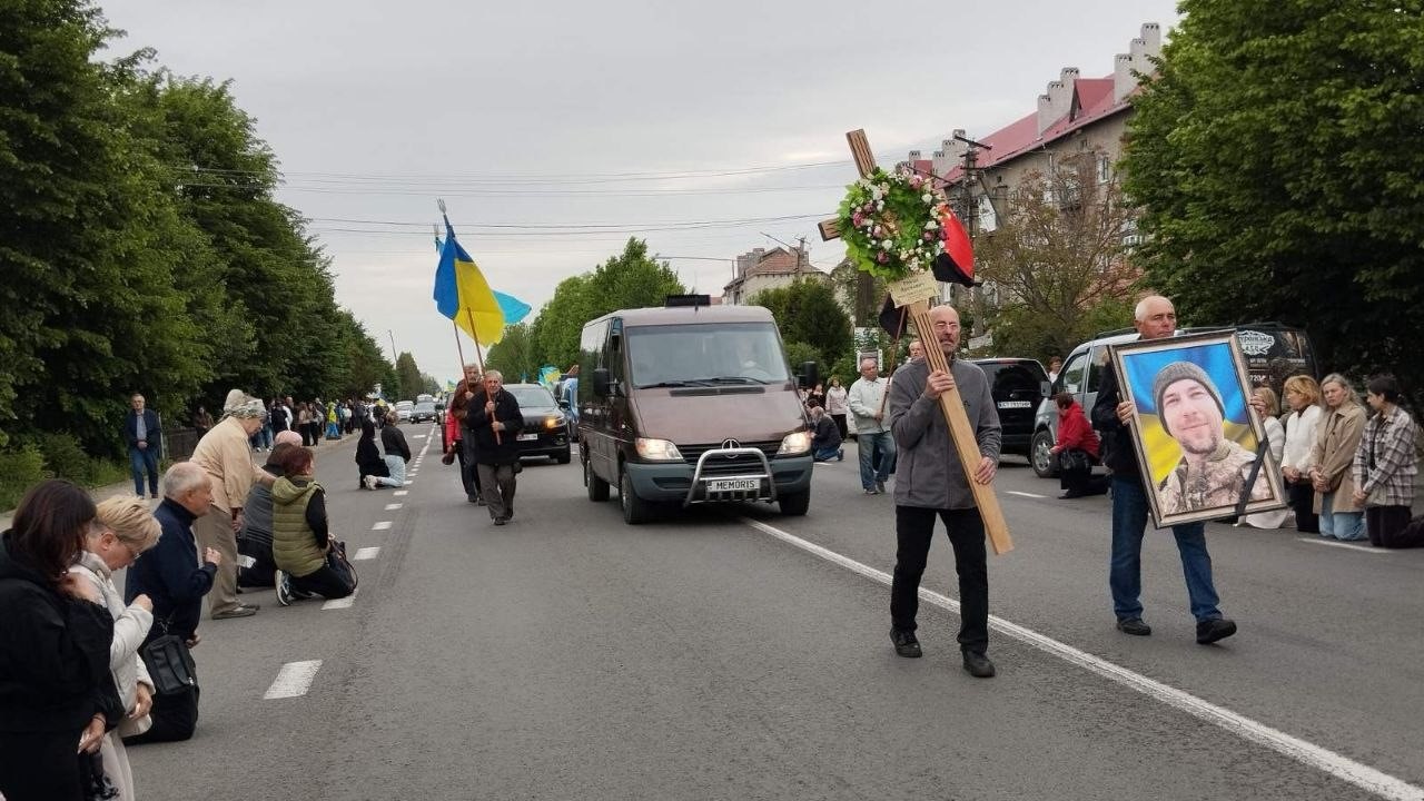 У Брошнів-Осаді навколішки зустріли полеглого Захисника України — Романа Яремовича Атаманчука