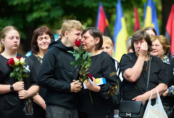 До Дня Героїв міський голова Руслан Марцінків вручив відзнаки «За честь і звитягу» (посмертно) родинам полеглих захисників з Івано-Франківська