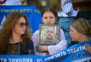 Біля Івано-Франківського драмтеатру відбулась акція «Не мовчи! Полон вбиває!»