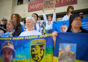 Біля Івано-Франківського драмтеатру відбулась акція «Не мовчи! Полон вбиває!»