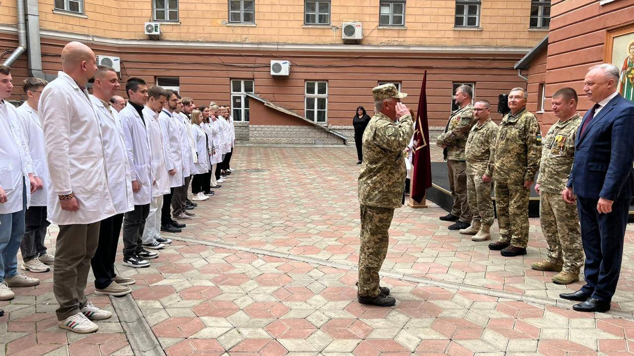 Майбутні офіцери запасу, випускники ІФНМУ,  склали Військову присягу на вірність Українському народові