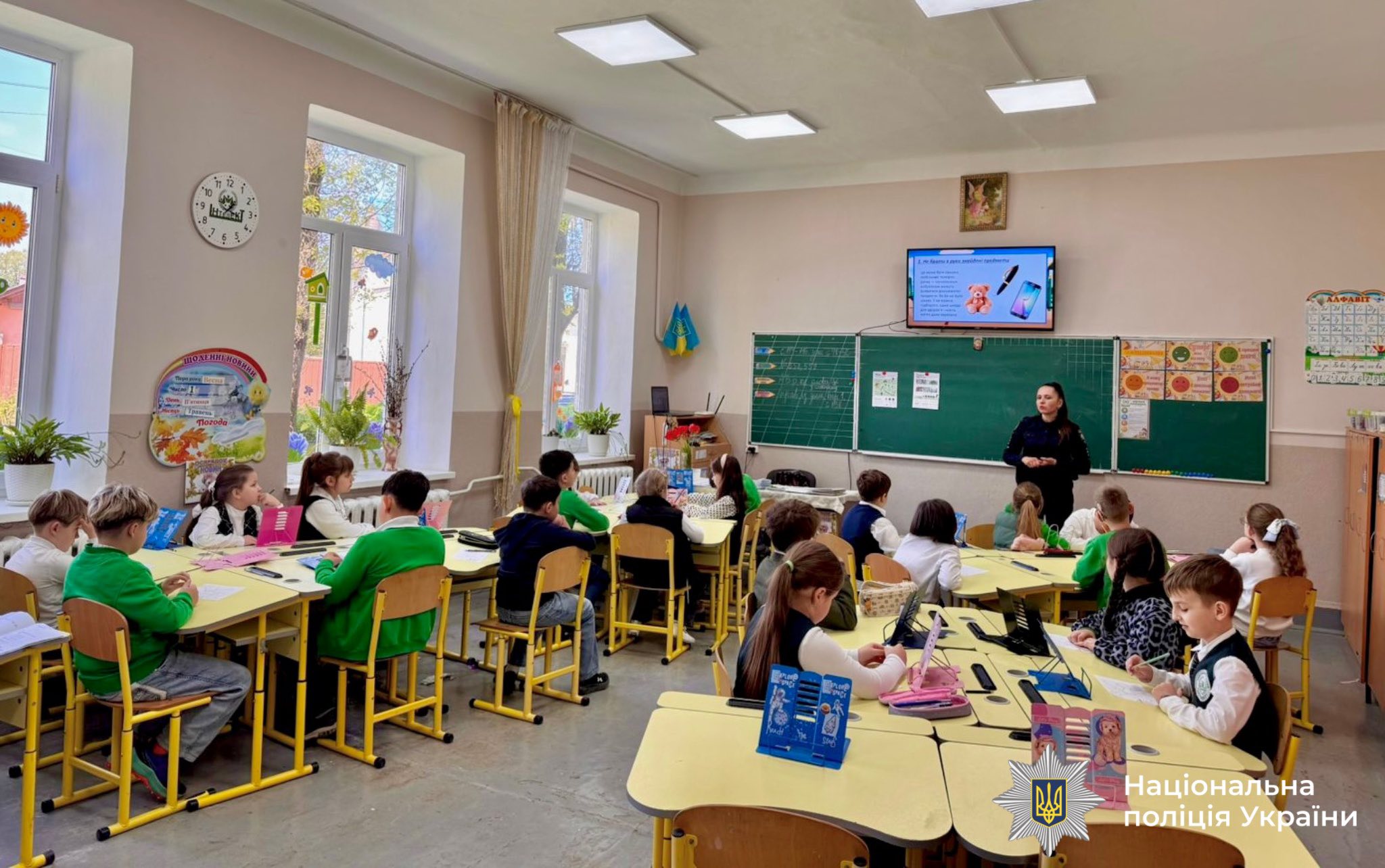 Як діяти при виявленні небезпечних предметів: поліцейські Прикарпаття навчають дітей правилам мінної безпеки