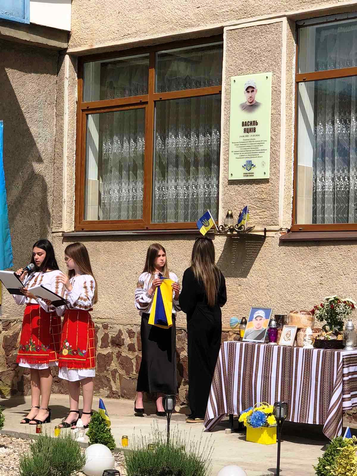 У селі Кутище відкрили меморіальну дошку захиснику України Василю Яцківу