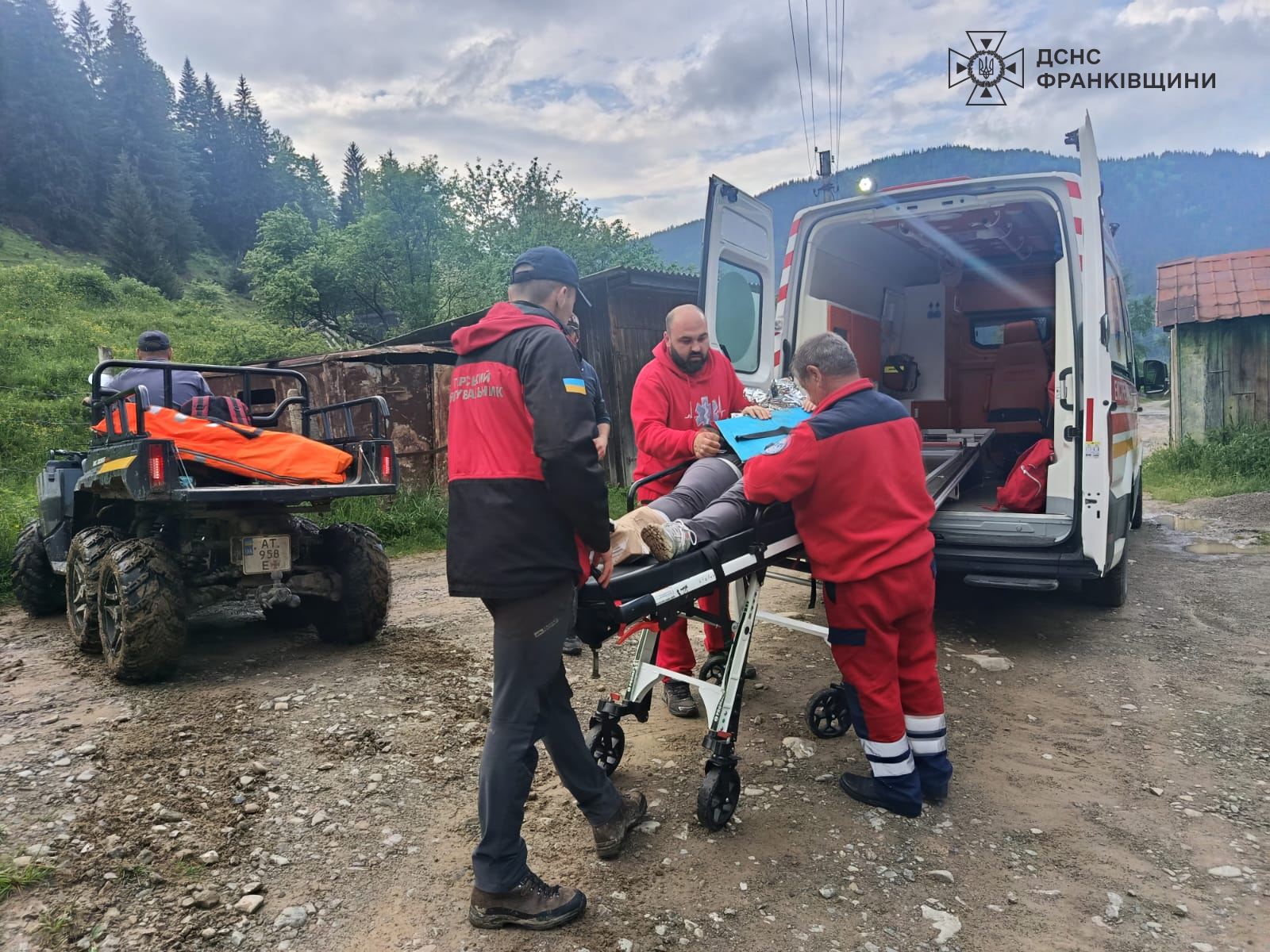 На Верховинщині рятувальники евакуювали з гір травмовану франківчанку