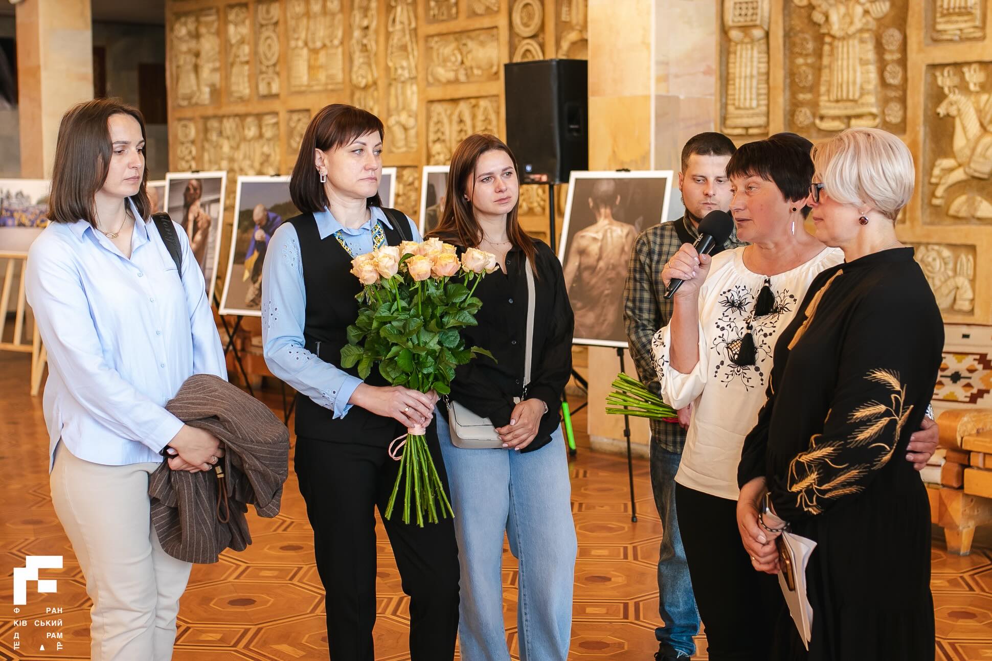 В Франківському драмтеатрі відкрили мистецько-документальну фотовиставку «Горизонти надії»