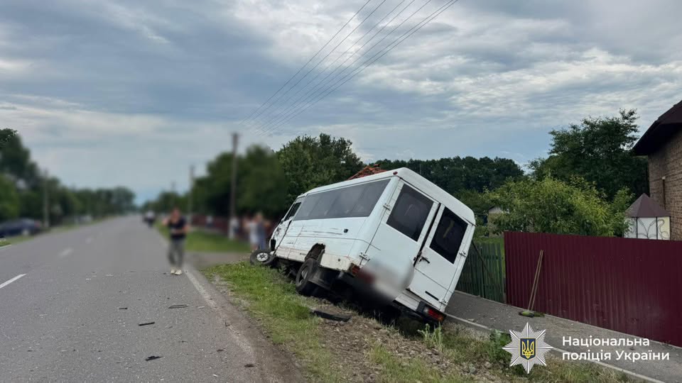 Поліція Прикарпаття працює на місці ДТП за участю маршрутного автобуса