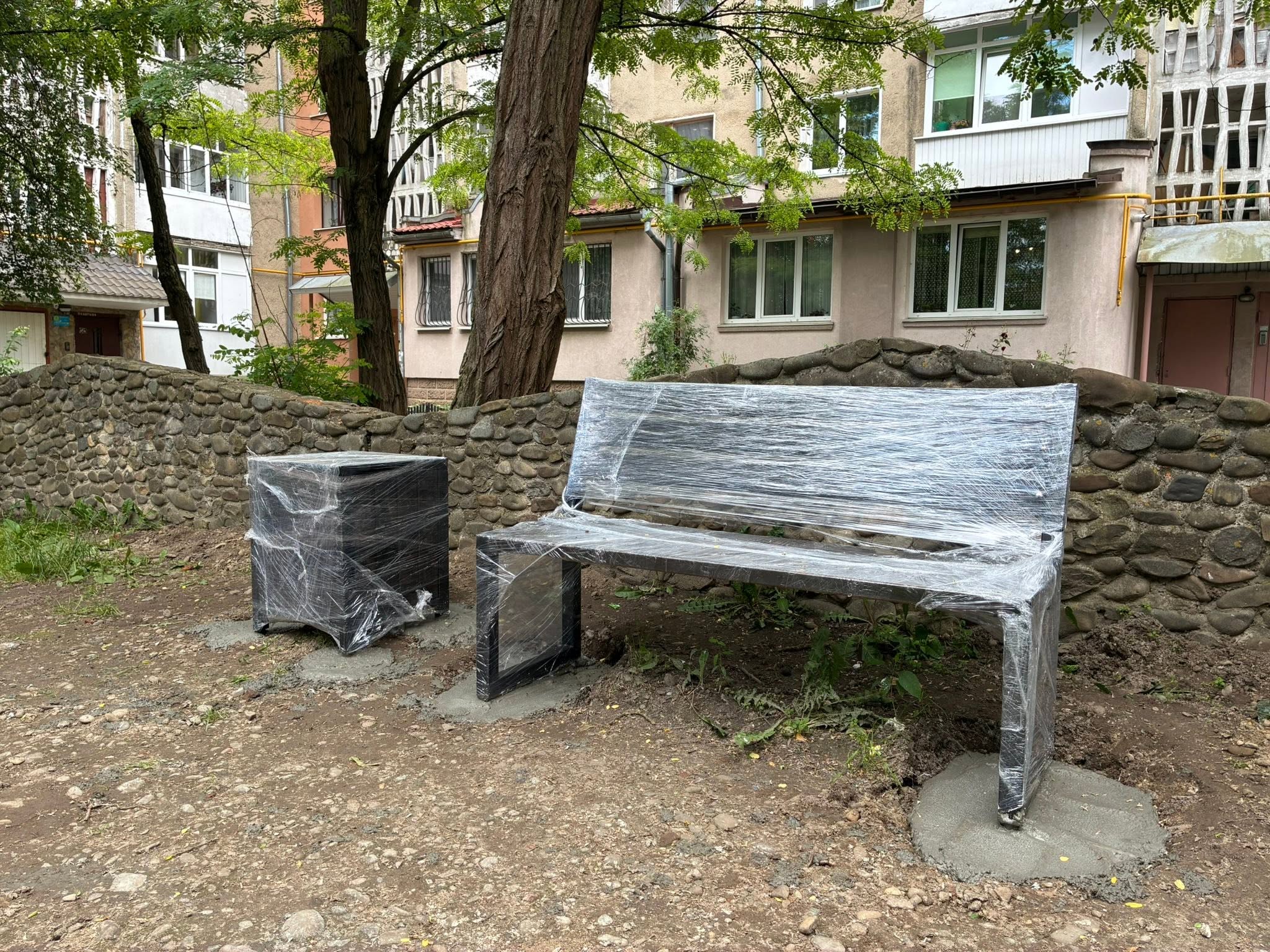 Двори для життя, а не для авто: чи потрібні лавочки та урни в Івано-Франківську?