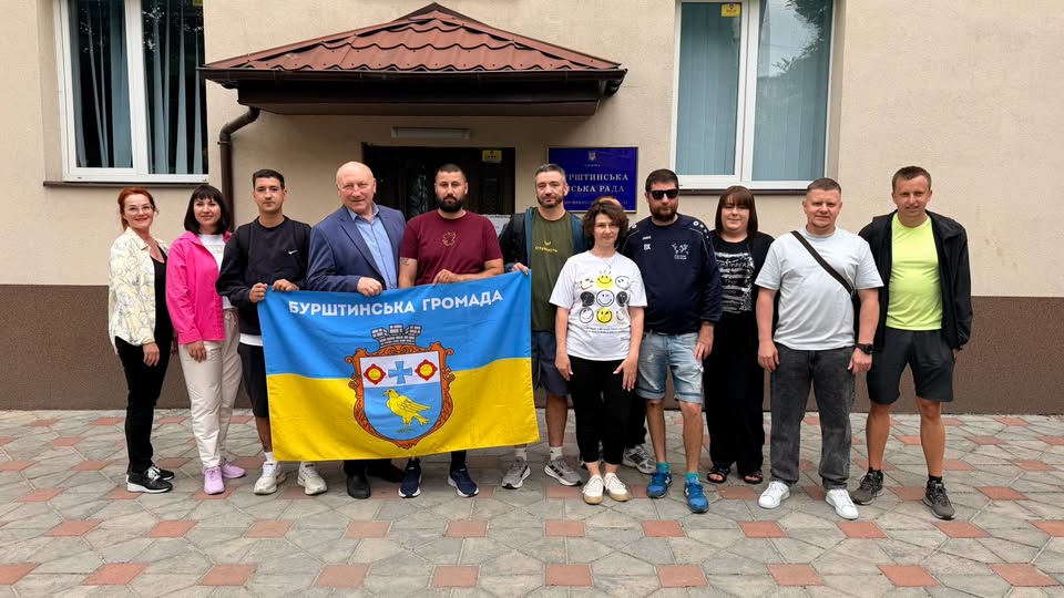 Команда ветеранів Бурштинської громади вирушила на обласні спортивні ігри «Воля до Життя», які сьогодні проходять у місті Тлумач