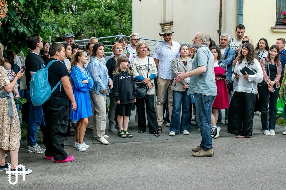 Атмосфера, дощ та історія міста: як Тарас Прохасько відкривав таємниці Франківська на фестивалі VIADUK