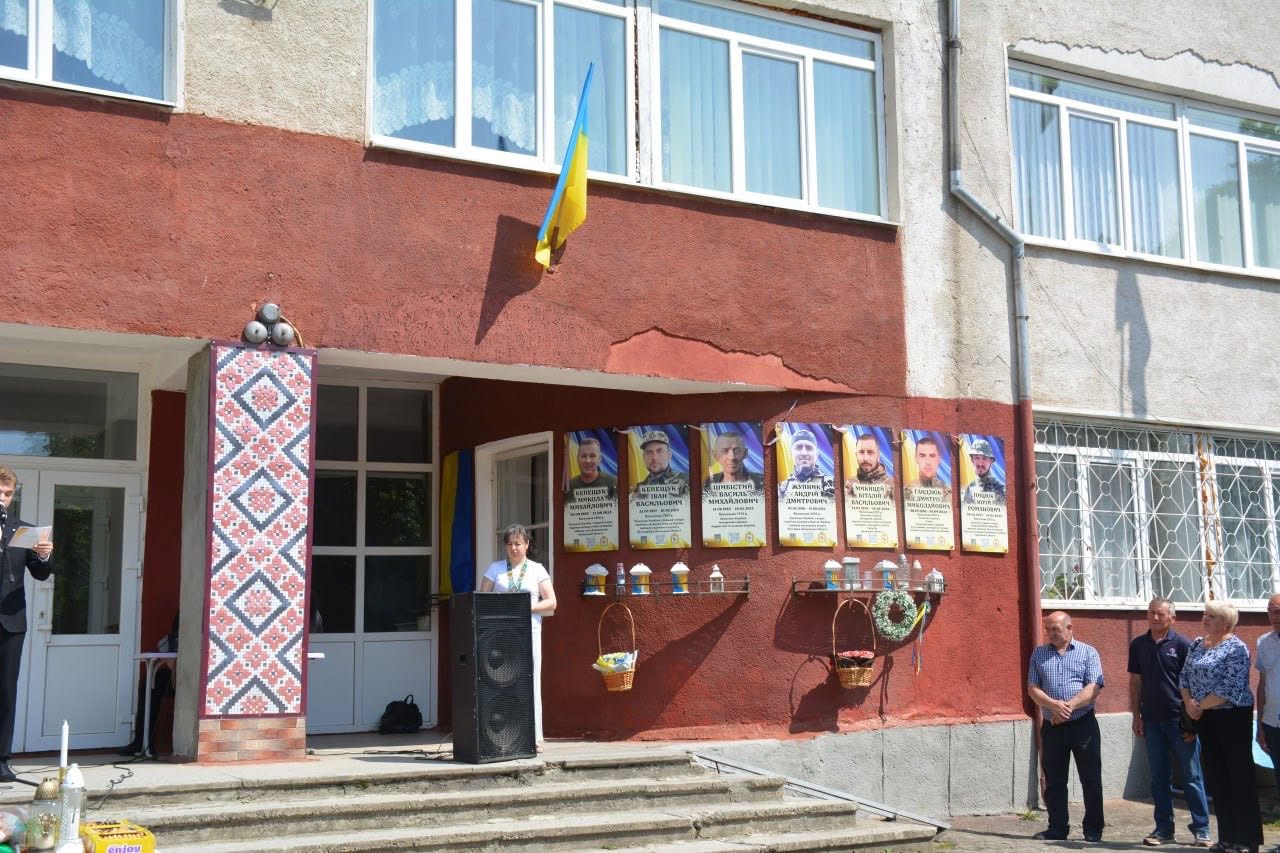 У Гвіздському ліцеї відкрили меморіальні дошки на честь полеглих Героїв Ігоря Яцурака та Петра Насадюка
