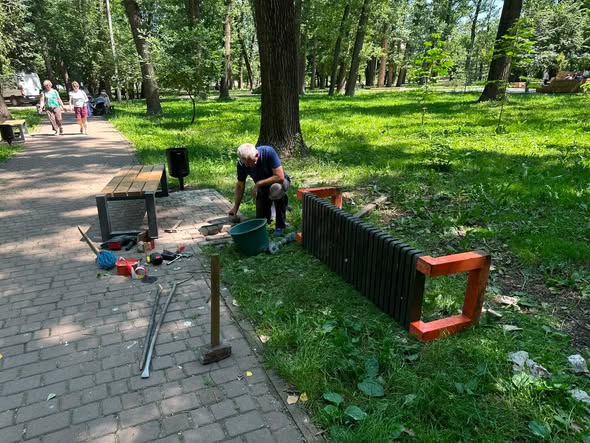 В Івано-Франківську комунальники повернули оновлені лавки до Молодіжного парку