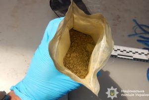 Прикарпатські поліцейські викрили трьох чоловіків на зберіганні наркотичного засобу  – кратом