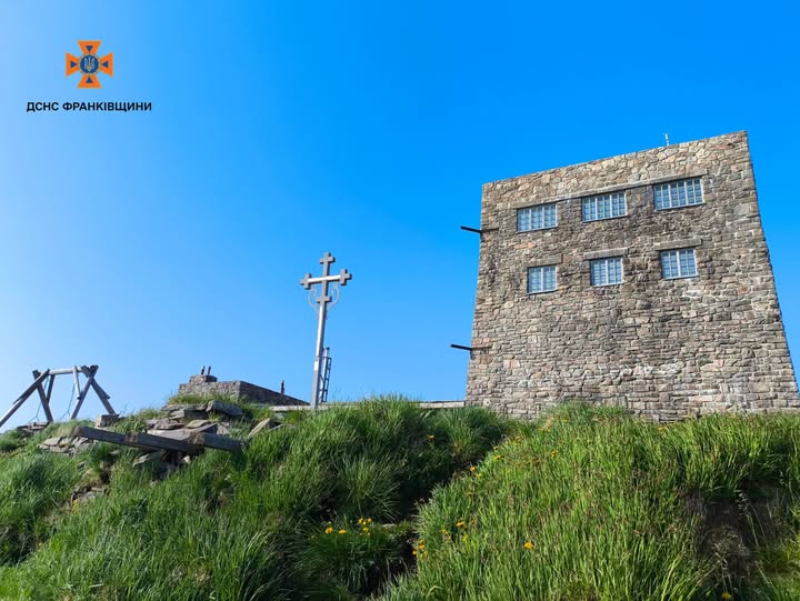 Ранок у Карпатах: на горі Піп Іван сонячно та аномально тепло