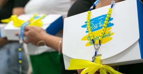 Молитва проти куль: як у Франківську родини воїнів плетуть духовні обереги на фронт