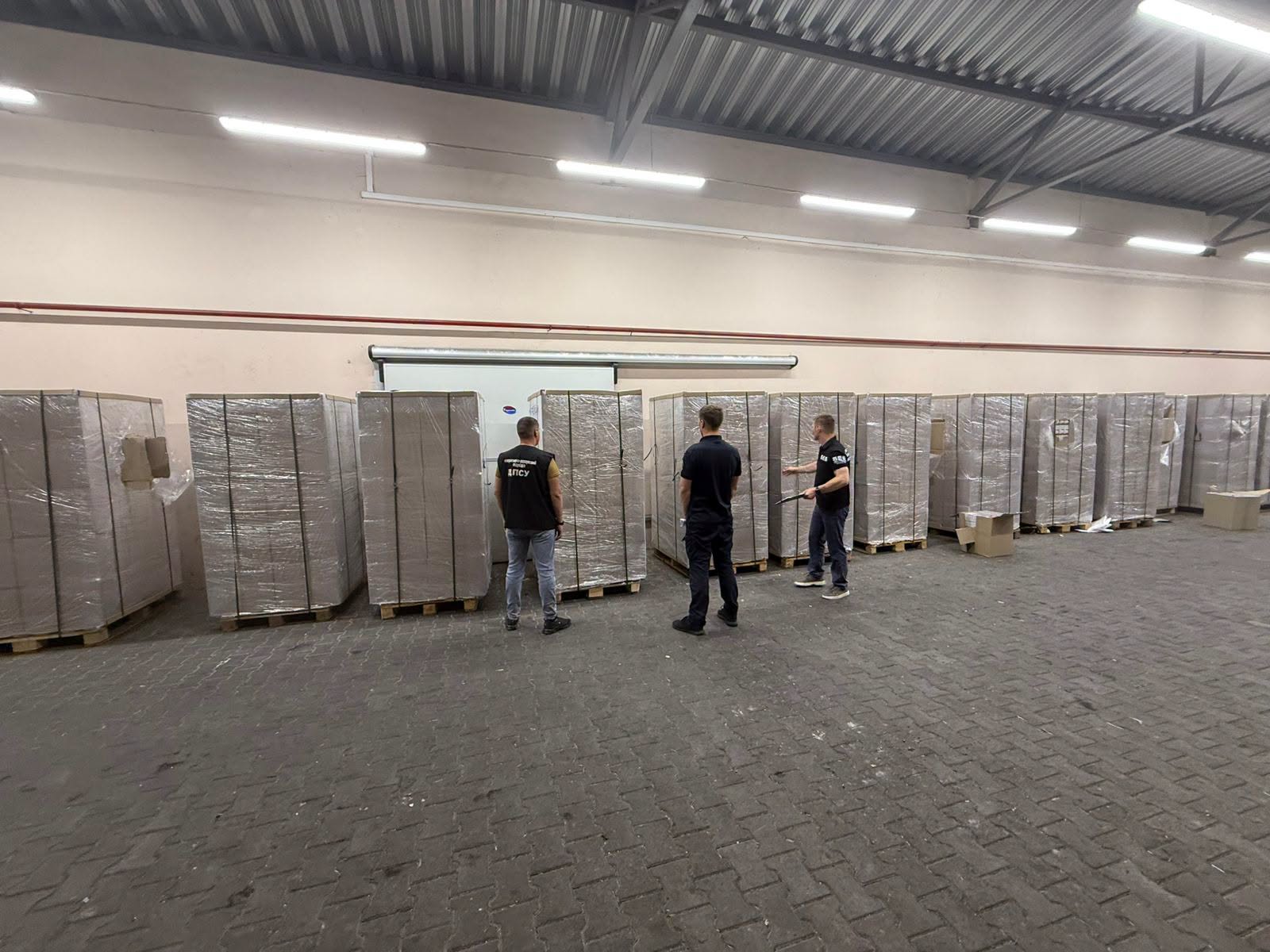 За полуницею ховали мільйони: прикордонники зірвали масштабну спробу контрабанди