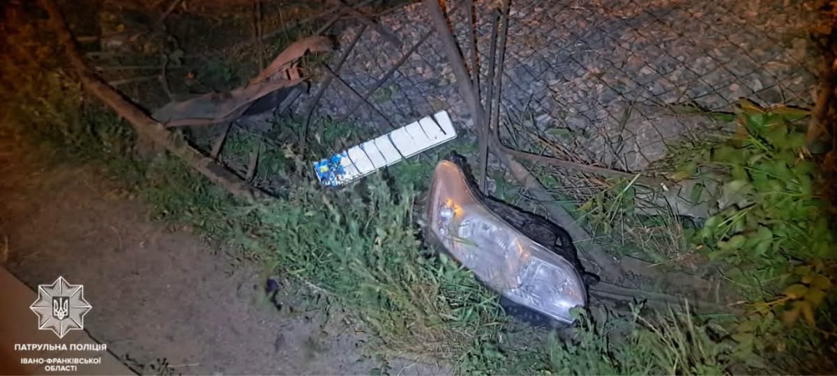 У Франківську патрульні затримали нетверезого водія, який зніс огорожу на Галицькій та втік з місця ДТП