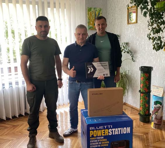 Бурштинська громада придбала та передала військовим зарядну станцію і термінал зв’язку
