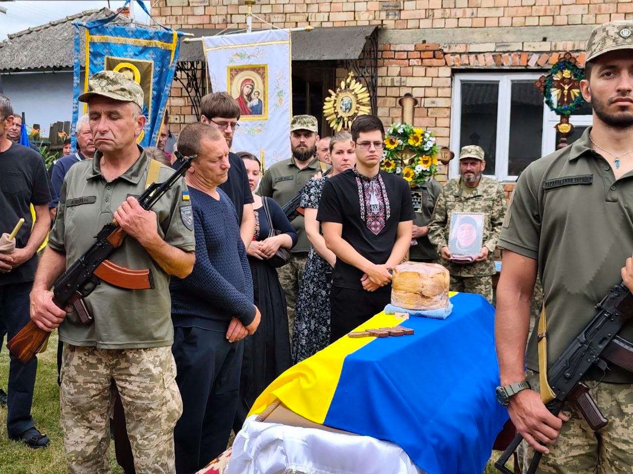 У селі Росохач Городенківської громади провели в останню путь мужнього Захисника України-Мирослава Файдаша