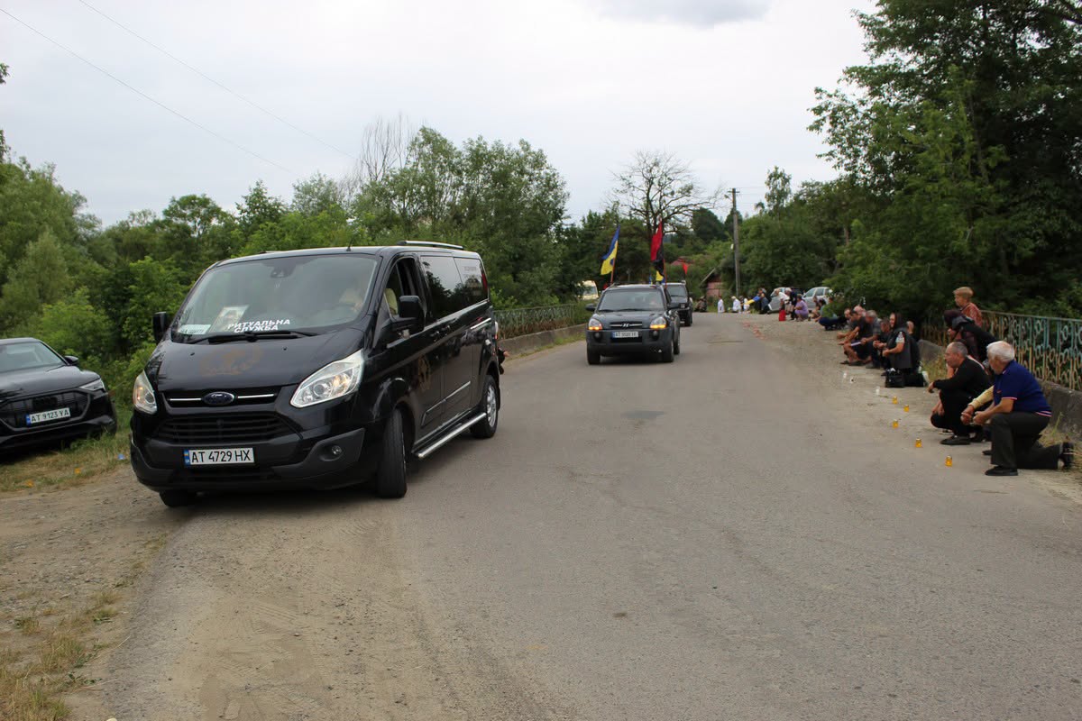 Делятинці на колінах зустріли загиблого військовослужбовця Андрія Трачука