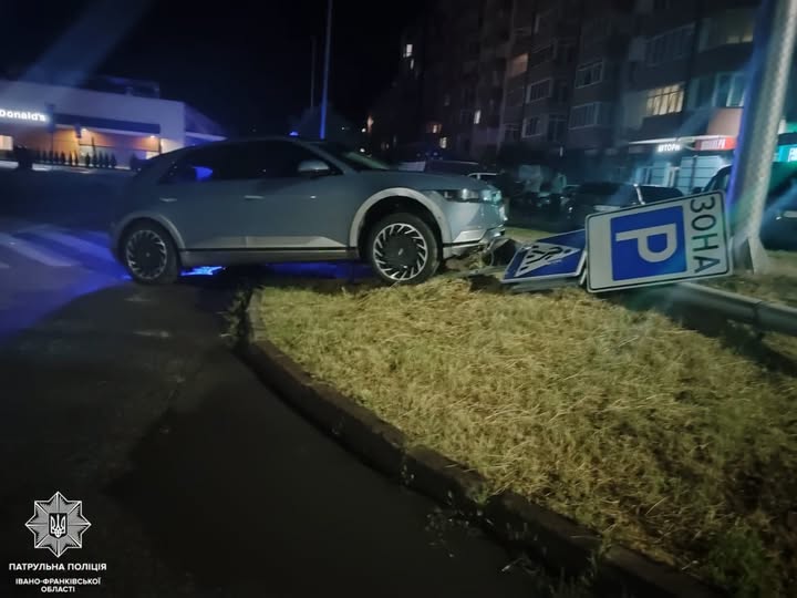 На вулиці Миколайчука у Франківську 19-річний водій протаранив дорожні знаки